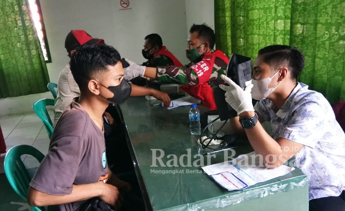 Kegiatan acara vaksinasi tahap kedua kepada 1.470 orang peserta vaksinasi di Makodim 0812 Lamongan, Kamis (19/08/2021).