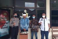 (Kiri) Kanit Reskrim Polsek Tikung Polres Lamongan Ipda Sono, S.H.