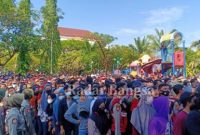 ratusan warga sudah berjubel berebut antrian untuk mendapatkan suntikan vaksinasi Covid-19