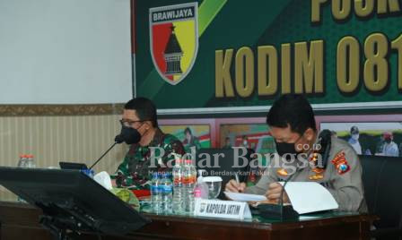 Pangdam V/Brawijaya Mayjen TNI Suharyanto, S. Sos M.M., dan Kapolda Jatim Irjen Pol Dr. Nico Afinta Karo Karo, S.I.K., S.H. M.H., kunjungan ke Makodim 0812/Lamongan