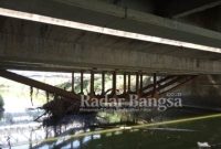 Tampak bawah adanya langganan penumpukan sampah dan puing - puing ranting kayu pada besi penyangga jembatan Plalangan Desa Plosowahyu Lamongan Jawa Timur yang berpotensi banjir saat musim penghujan tiba. Selasa (24/08/2021)