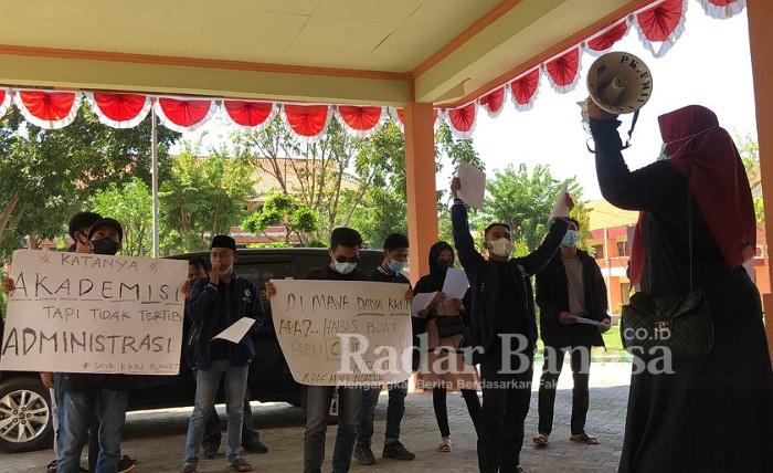 Keterangan Gambar: Aliansi Peserta Kuliah Kerja Nyata (KKN) Mahasiswa Universitas Islam Darul Ulum (Unisda) Lamongan Gelar Aksi Protes ke Gedung Rektorat Kampus Unisda. Jumat (13/8/2021)