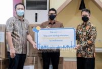 Menteri Pariwisata dan Ekonomi Kreatif, Sandiaga Uno (tengah), dan Menteri Kesehatan Republik Indonesia, Budi Gunadi Sadikin (kanan) (PRNewsfoto/Trip.com Group)