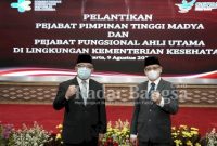 Menteri Kesehatan Budi Gunadi Sadikin foto bersama Wakil Menteri Kesehatan yang baru Kunta Wibawa Dasa Nugraha usai pelantikan.[Dok. Kemenkes]
