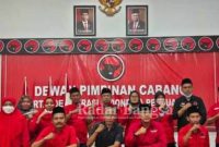 Usai acara pembacaan SK pembebastugasan Plh Ketua DPC PDIP Lamongan Ida Bagus Nugroho duduk bersama Saim (berbaju hitam) dan pengurus DPC yang lain, Sabtu (21/8/2021)