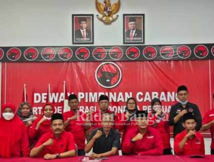 Usai acara pembacaan SK pembebastugasan Plh Ketua DPC PDIP Lamongan Ida Bagus Nugroho duduk bersama Saim (berbaju hitam) dan pengurus DPC yang lain, Sabtu (21/8/2021)