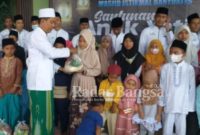 Suasana keluarga besar Masjid Istikmal Banyuates Sampang saat memberikan santunan kepada anak yatim