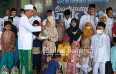 Suasana keluarga besar Masjid Istikmal Banyuates Sampang saat memberikan santunan kepada anak yatim