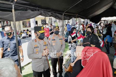 Kapolda Jatim, Irjen Pol Nico Afinta bersama Anggota DPR RI, Puti Guntur mengecek pelaksanaan vaksinasi Merdeka