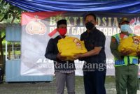 Penyerahan sembako dan bendera merah putih secara simbolis kepada warga. 