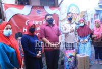 Foto : Wasek DPC PDIP Kota Surabaya, Achmad Hidayat saat membagikan sembako kepada warga di kampung-kampung Surabaya