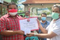 Wasek DPC PDIP Kota Surabaya, Achmad Hidayat saat memberikan bantuan modal kepada para PKL