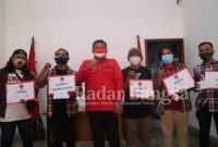 Foto : Penyerahan juara lomba foto “Bulan Bung Karno” di Kantor DPC PDIP Kota Surabaya