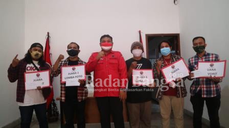 Foto : Penyerahan juara lomba foto “Bulan Bung Karno” di Kantor DPC PDIP Kota Surabaya