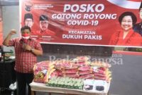 Foto : Kunjungan Wasek DPC PDIP Surabaya, Achmat Hidayat di Posko Gotong Royong PAC PDIP Dukuh Pakis
