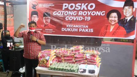 Foto : Kunjungan Wasek DPC PDIP Surabaya, Achmat Hidayat di Posko Gotong Royong PAC PDIP Dukuh Pakis