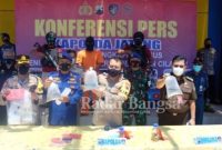 Konfrensi Pers yang digelar di Halaman Kantor Ditpolair Polda Jateng, Kapolda Jateng Irjen Pol Ahmad Luthfi didampingi Dirpolair Polda Jateng, Kombes Pol. R. Setijo Nugroho H.H.P., S.I.K., Kabidhumas Polda Jateng, Kombes Pol Iqbal Alqudusy dan Pejabat Utama Polda Jateng
