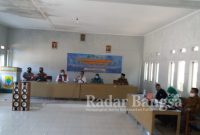 Camat kecamatan Cidaun Herlan Iskandar. S.IP sedang menyampaikan materi pembinaan dalam kegiatan Sosialisasi, Silaturrahmi, dan Harmonisasi dengan para ulama, tokoh masyarakat, pemuda dan tokoh wanita mengenai pencegahan dan penanganan covid-19 di desa Sukapura