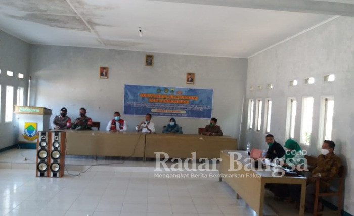 Camat kecamatan Cidaun Herlan Iskandar. S.IP sedang menyampaikan materi pembinaan dalam kegiatan Sosialisasi, Silaturrahmi, dan Harmonisasi dengan para ulama, tokoh masyarakat, pemuda dan tokoh wanita mengenai pencegahan dan penanganan covid-19 di desa Sukapura