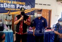 Camat Gurah, Drs. H. Kaleb Untung Satrio Witjaksono, MM didampingi Ketua DPD Partai NasDem Kabupaten Kediri, Drs. H. Lutfi Mahmudiono saat memberikan arahan kepada peserta vaksin