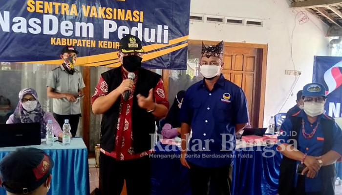 Camat Gurah, Drs. H. Kaleb Untung Satrio Witjaksono, MM didampingi Ketua DPD Partai NasDem Kabupaten Kediri, Drs. H. Lutfi Mahmudiono saat memberikan arahan kepada peserta vaksin