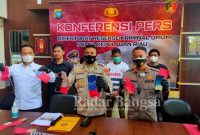 Kabid Humas Polda Kepri Kombes Pol Harry Goldenhardt S., S.IK., M.Si., didampingi Dir Reskrimum Polda Kepri Kombes. Pol. Jefri Ronald Parulian Siagian, S.I.K., M.Si., dan Kapolres Tanjung Pinang AKBP Fernando, S.H., S.I.K., pada saat Konferensi Pers di Mapolda Kepulauan Riau, Rabu (29/9/2021).