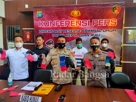 Kabid Humas Polda Kepri Kombes Pol Harry Goldenhardt S., S.IK., M.Si., didampingi Dir Reskrimum Polda Kepri Kombes. Pol. Jefri Ronald Parulian Siagian, S.I.K., M.Si., dan Kapolres Tanjung Pinang AKBP Fernando, S.H., S.I.K., pada saat Konferensi Pers di Mapolda Kepulauan Riau, Rabu (29/9/2021).