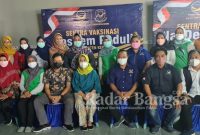 Foto bersama seusai kegiatan vaksinasi di Balai Desa Badalpandean