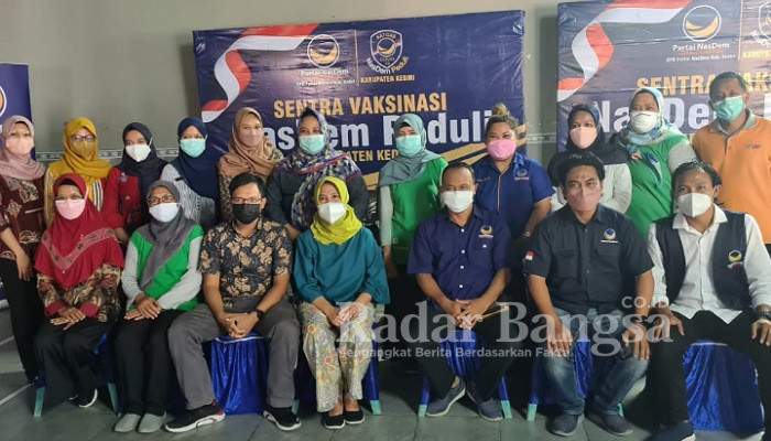 Foto bersama seusai kegiatan vaksinasi di Balai Desa Badalpandean