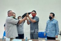 Gabungan dari LSM menyerahkan hadiah ayam jantan , kepada Kasatpol PP Kab Pasuruan Bakti jati Permana.