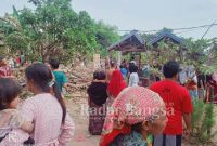 Situasi Rumah yang berantakan usai Ledakan dan banyak warga yang melihat di TKP