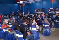 Peserta vaksinasi mengantri untuk dilakukan pengecekan kesehatan