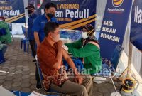 Ketua Satgas NasDem Peduli Covid-19 Kabupaten Kediri, Khusnul Arif, S.Sos sedang melakukan pengecekan pelaksanaan vaksinasi