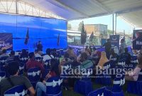 Antrian peserta di Sentra Vaksinasi NasDem Peduli hari pertama di Lapangan Gedangsewu, Pare