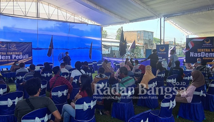 Antrian peserta di Sentra Vaksinasi NasDem Peduli hari pertama di Lapangan Gedangsewu, Pare