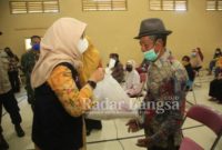 Bupati Banyuwangi, Ipuk Fiestiandani, saat menyerahkan bantuan paket sembako dari program pelaporan online, di kantor Kecamatan Glagah, Jumat (3/9)