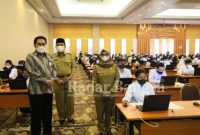 Bupati Blitar Rini Syarifah didampingi Sekda Kabupaten Blitar meninjau langsung pelaksanaan ujian CPNS dan PPPK tahun 2021 di Hotel Crown Victoria