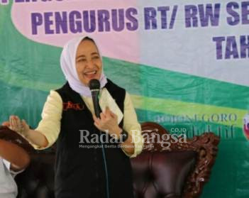 Bupati Bojonegoro Dr Hj Anna Mu’awanah, berdialog langsung dengan para Kepala Desa, Ketua RT dan RW se- Kecamatan Gondang Kabupaten Bojonegoro Jawa Timur