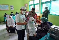  Bupati Cianjur Provinsi Jawa Barat H. Herman Suherman. ST. MAP menyaksikan secara langsung pelaksanaan vaksinasi pelajar di SMPN 1 Kecamatan Sukanegara