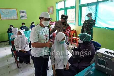  Bupati Cianjur Provinsi Jawa Barat H. Herman Suherman. ST. MAP menyaksikan secara langsung pelaksanaan vaksinasi pelajar di SMPN 1 Kecamatan Sukanegara