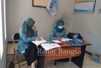 Ketua TP PKK Kecamatan Cidaun Ny. Lilis Herlan Iskandar sedang melakukan pembinaan pengisian buku-buku administrasi PKK desa Neglasari
