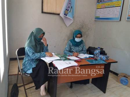 Ketua TP PKK Kecamatan Cidaun Ny. Lilis Herlan Iskandar sedang melakukan pembinaan pengisian buku-buku administrasi PKK desa Neglasari
