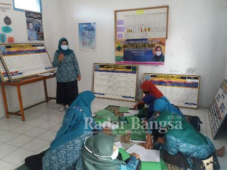 Ketua TP PKK Kecamatan Cidaun Ny. Lilis Herlan Iskandar sedang menyampaikan materi pembinaan kepada TP PKK desa Cimaragang