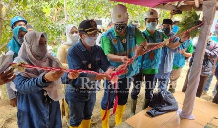  Bupati Cianjur, Provinsi Jawa Barat H. Herman Suherman. ST. MAP di dampingi Manejer PLN UP3 Cianjur Imam Ahmadi menggunting pita sebagai bukti diresmikannya Penyalaan Listrik Kampung Cikadu Desa Karyamukti Kecamatan Leles