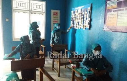  Ketua TP PKK Kecamatan Cidaun Ny. Lilis Herlan Iskandar sedang menyampaikan materi pembinaan terhadap TP PKK Desa Cisalak