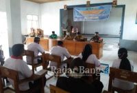 Koordinator Satgas Covid-19 Cidaun Camat Kecamatan Cidaun Kabupaten Cianjur Provinsi Jawa Barat Herlan Iskandar. S.IP sedang menyampaikan pembinaan tentang penanganan Covid-19 kepada tim Satgas Covid-19 desa Cisalak