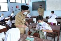 Bupati Cianjur H. Herman Suherman. ST. MAP didampingi Kepala Dinas Pendidikan Kabupaten Cianjur Himam Haris melaksanakan monitoring dan evaluasi pelaksanaan Pembelajaran Tatap Muka (PTM) ke Sekolah Menengah Pertama Negeri (SMPN) 2 Cianjur