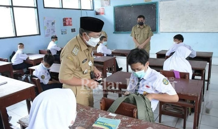 Bupati Cianjur H. Herman Suherman. ST. MAP didampingi Kepala Dinas Pendidikan Kabupaten Cianjur Himam Haris melaksanakan monitoring dan evaluasi pelaksanaan Pembelajaran Tatap Muka (PTM) ke Sekolah Menengah Pertama Negeri (SMPN) 2 Cianjur