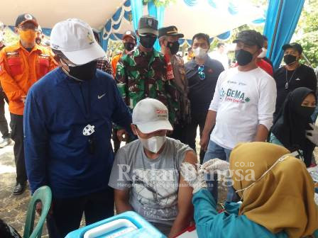 Bupati Cianjur Provinsi Jawa Barat H. Herman Suherman. ST. MAP bersama rombongan mengunjungi kegiatan vaksinasi covid-19 di Pantai Jayanti Cidaun Cianjur