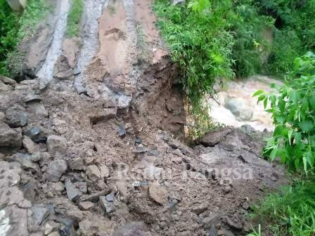 Kondisi jembatan Ciliuh di Kampung Citereup RT.002 RW.002 Desa Sukasirna Kecamatan Campakamulya, kabupaten Cianjur dengan ukuran panjang 10 meter, lebar 3 meter, ambruk di akibatkan tingginya intensitas curah hujan melanda daerah itu